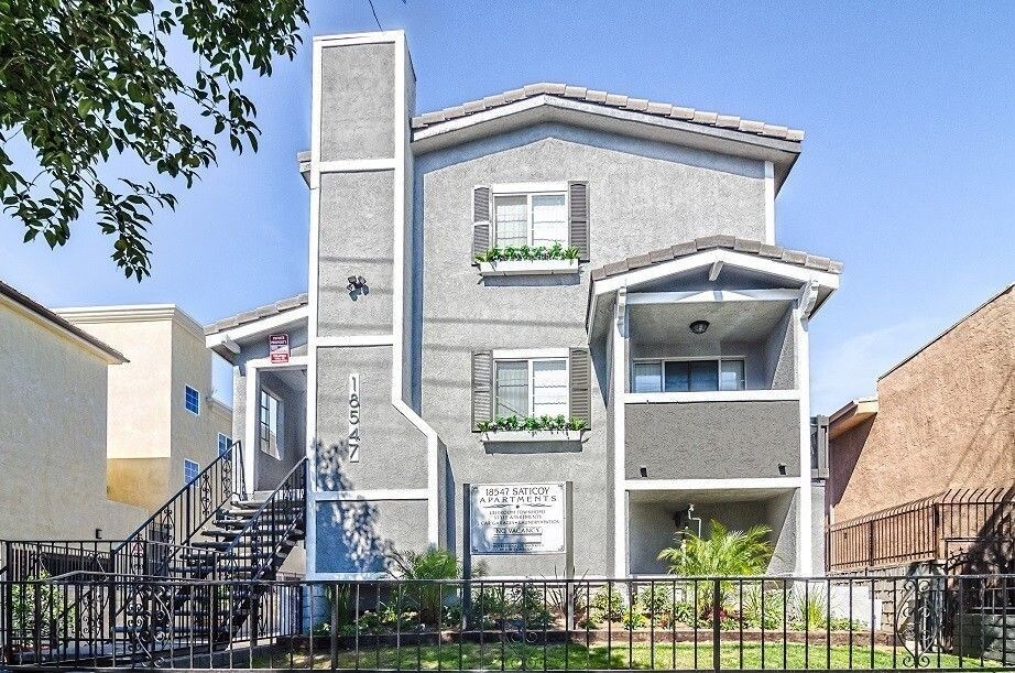 18547 Saticoy St in Reseda, CA - Building Photo