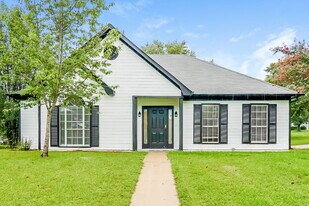 215 Dolphin Ct in Alabaster, AL - Building Photo