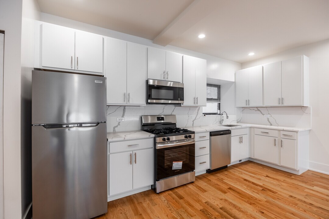 652 W Gordon Ter, Unit A in Chicago, IL - Building Photo