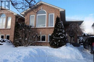 1062 Pepperbush Ct in Oshawa, ON - Building Photo