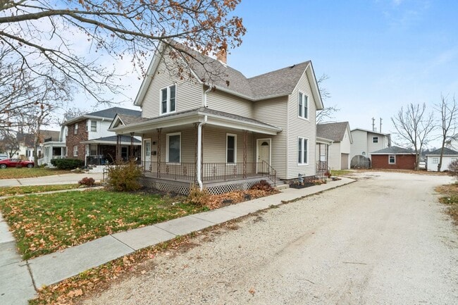 208 W Chestnut St in Burlington, WI - Building Photo - Building Photo