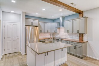 1816 10th Ave NE in Issaquah, WA - Building Photo - Building Photo