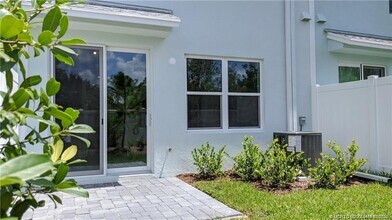 373 SE Sea Hunt Wy in Stuart, FL - Building Photo - Building Photo