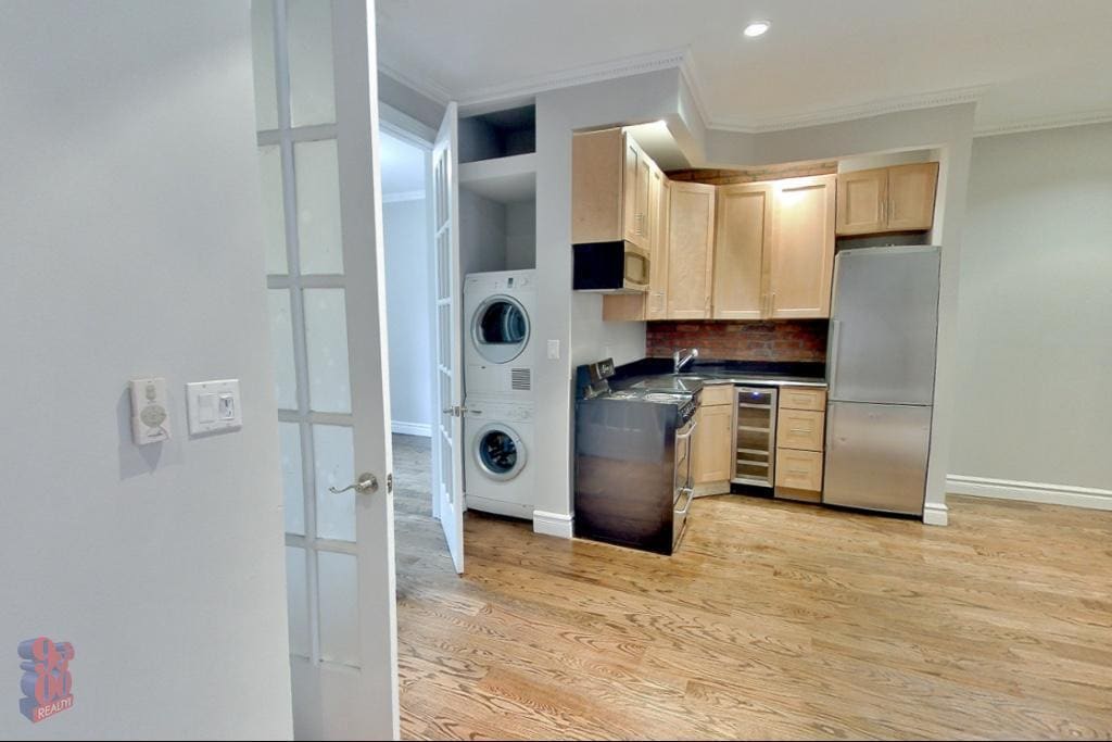330 E 35th St in New York, NY - Building Photo