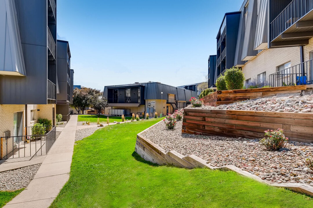 Flats at Pinecliff in Colorado Springs, CO - Building Photo