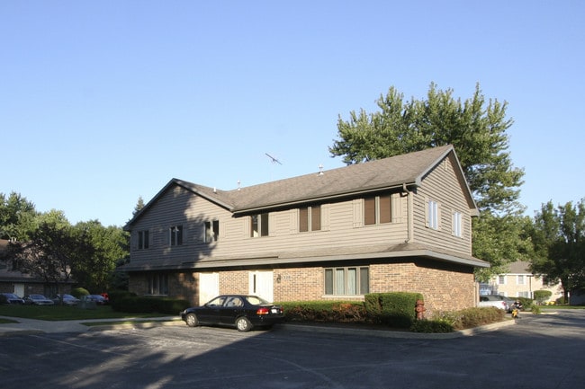 300-360 N Airlite St in Elgin, IL - Foto de edificio - Building Photo