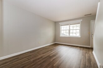 835 Von Kolnitz Rd in Mount Pleasant, SC - Foto de edificio - Building Photo