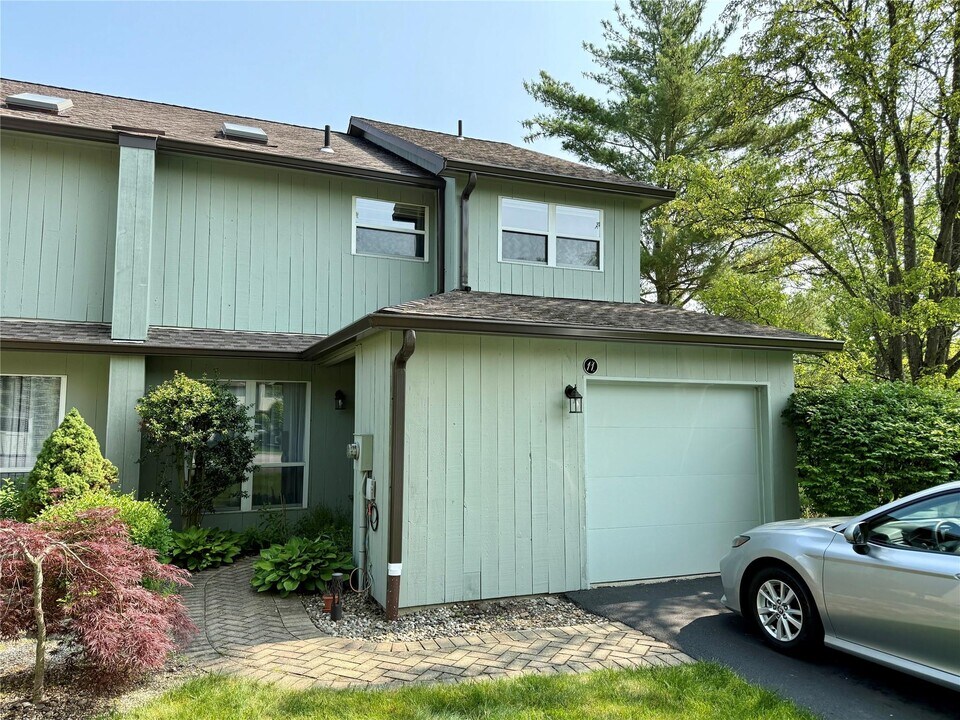 11 Creek Cir in Rhinebeck, NY - Foto de edificio