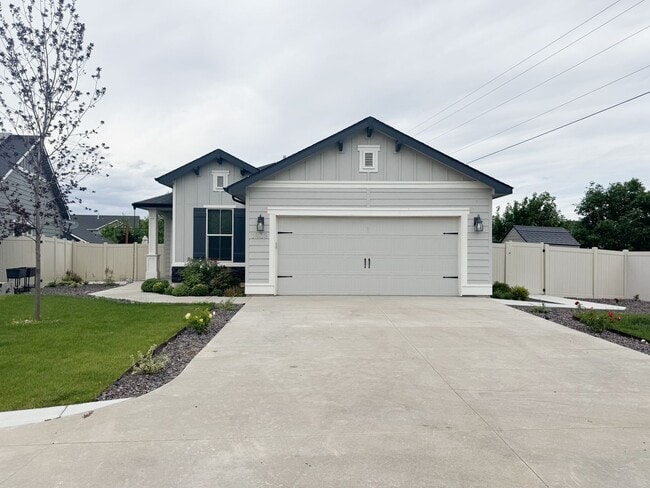 1638 W Henrys Frk Dr