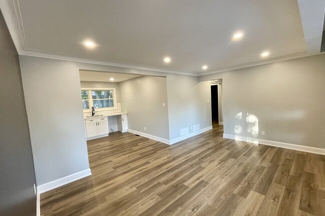 property at 39 Silvercreek Pkwy N