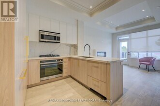 123 Maurice Dr in Oakville, ON - Building Photo - Building Photo