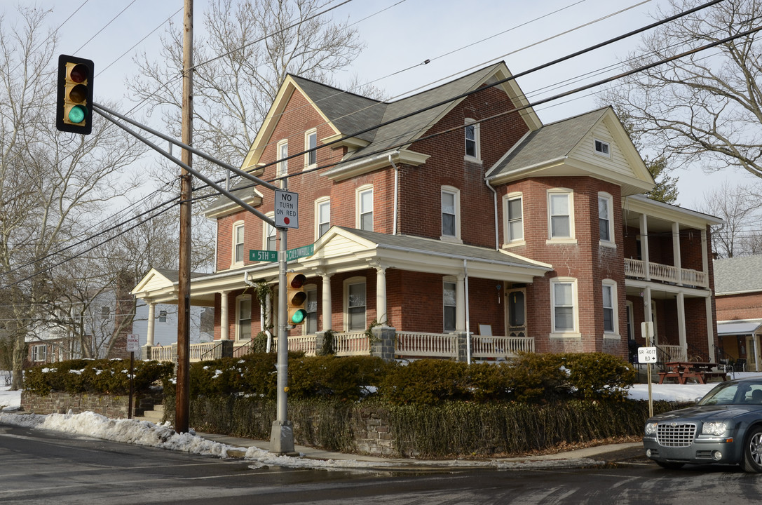 501 - 503 W Callowhill St in Perkasie, PA - Foto de edificio