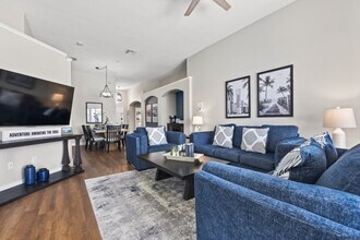 8022 King Palm Cir in Kissimmee, FL - Building Photo - Building Photo