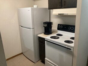 10628 W Bobolink Ave in Milwaukee, WI - Building Photo - Building Photo