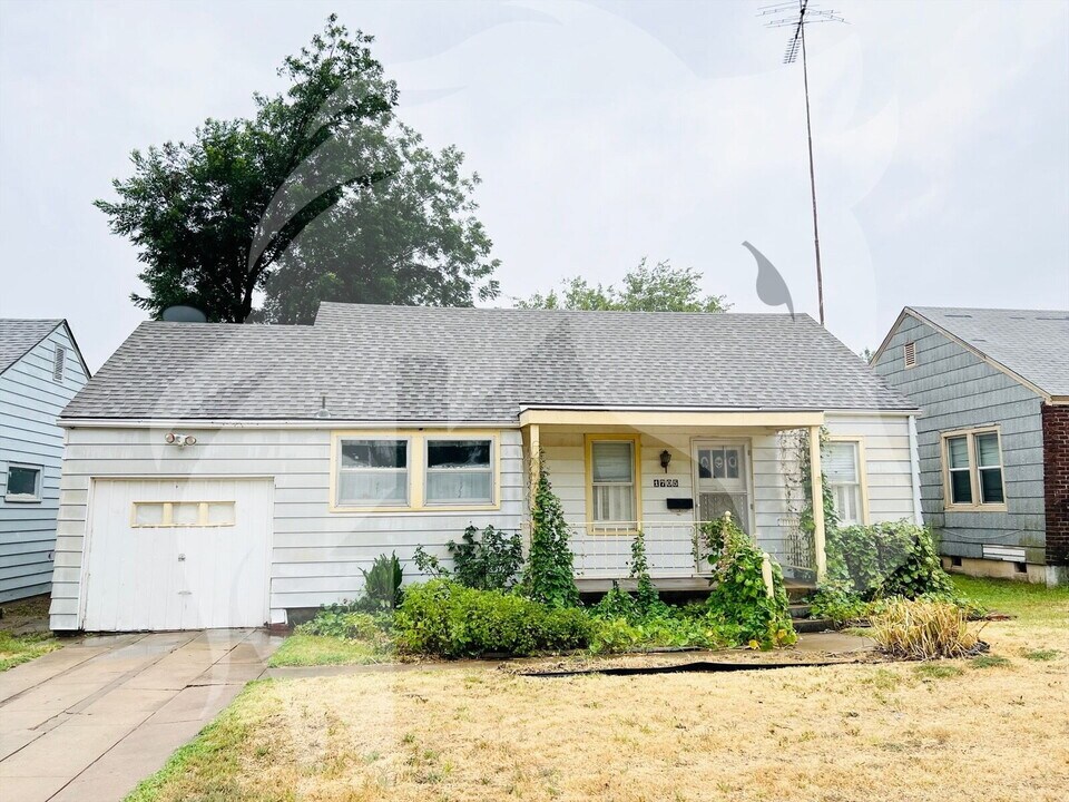 1705 E Cherokee Ave in Enid, OK - Foto de edificio