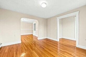 32 Wyoming Hts, Unit #3 in Melrose, MA - Building Photo - Building Photo