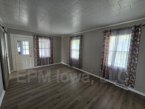1124 Kern St in Waterloo, IA - Foto de edificio - Building Photo