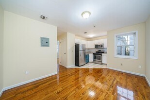 524 4th St in Union City, NJ - Building Photo
