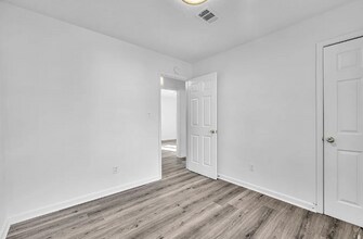 3959 Wood Path Dr in Stone Mountain, GA - Foto de edificio - Building Photo