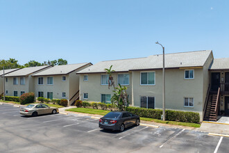 Woodside Village Condominium in Clearwater, FL - Building Photo - Building Photo