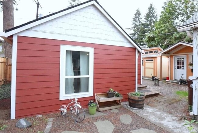 251 NW Connell Ave in Hillsboro, OR - Foto de edificio - Building Photo