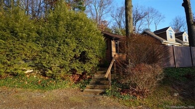 251 Candlewood Lake Rd in Brookfield, CT - Building Photo - Building Photo