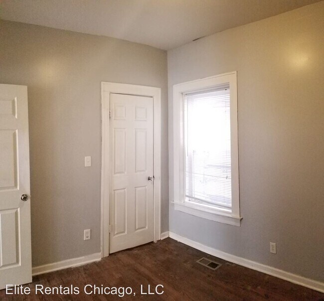 8258 S Langley Ave in Chicago, IL - Foto de edificio - Building Photo