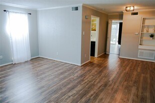 6410 Del Monte Dr in Houston, TX - Building Photo