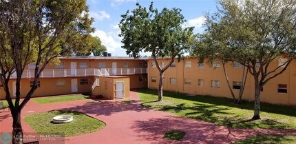 1245 W 24th St-Unit -221 in Hialeah, FL - Building Photo - Building Photo