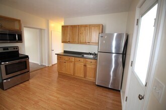 94 Lilley Ave, Unit 2 in Lowell, MA - Foto de edificio - Building Photo