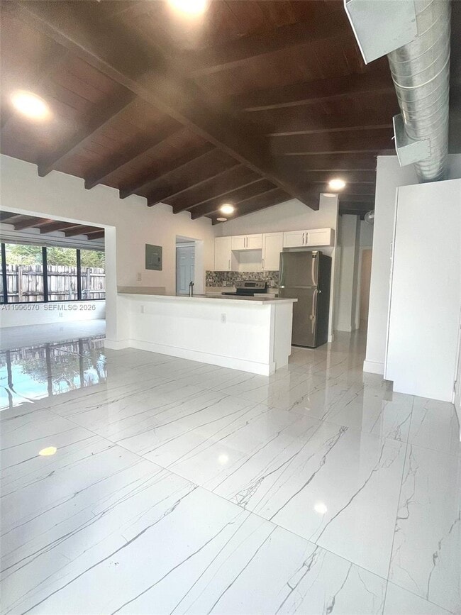 1776 NE 178th St in North Miami Beach, FL - Foto de edificio - Building Photo