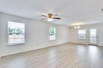 120 Jasmine Cove in Kyle, TX - Foto de edificio - Building Photo