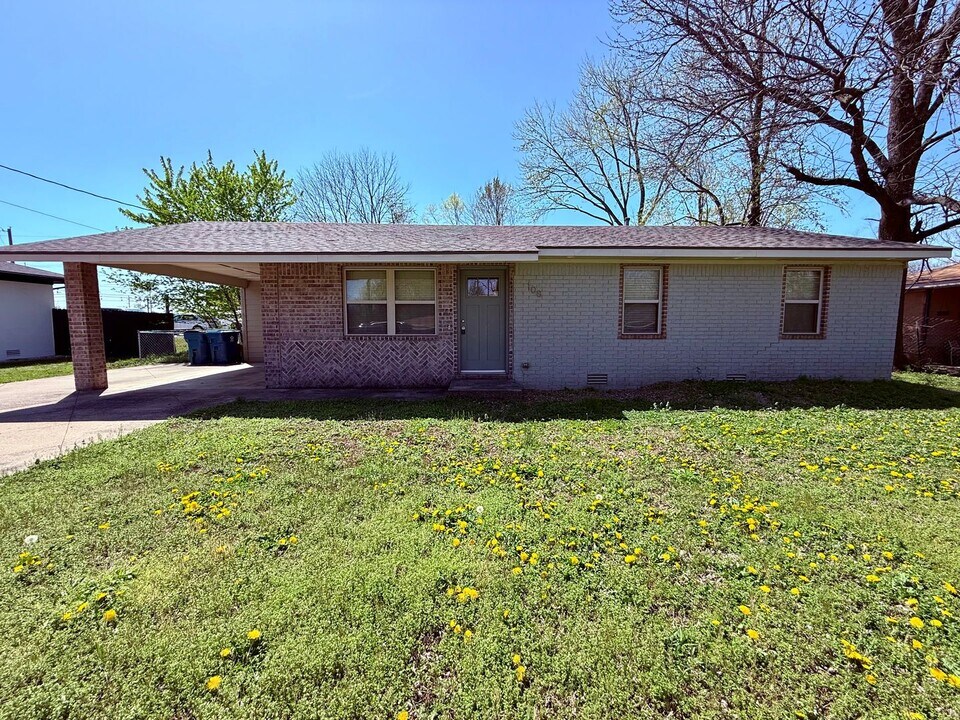 108 SE 13th St in Bentonville, AR - Building Photo
