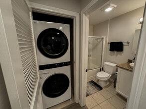 5252 Balboa Arms Dr, Unit 177 in San Diego, CA - Building Photo - Building Photo