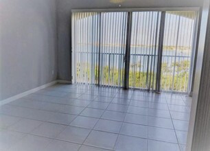 32 Harbour Isle Dr W-Unit -301 in Fort Pierce, FL - Building Photo - Building Photo
