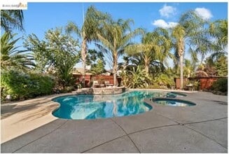 1287 Prominent Dr in Brentwood, CA - Foto de edificio - Building Photo