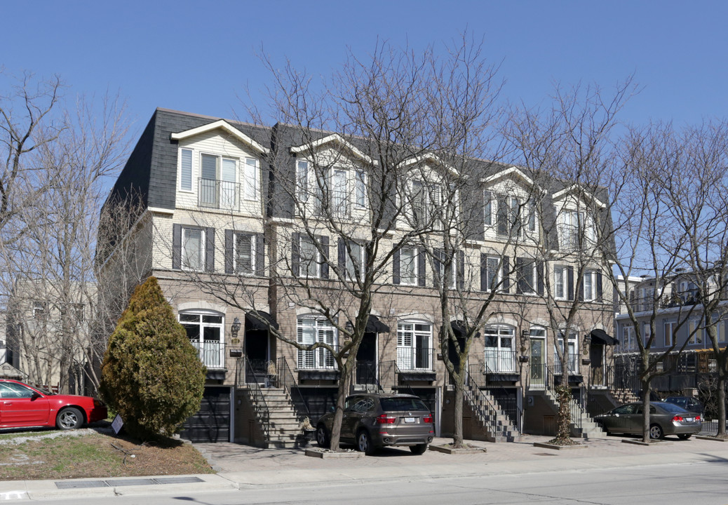 331-339 Robinson St in Oakville, ON - Building Photo