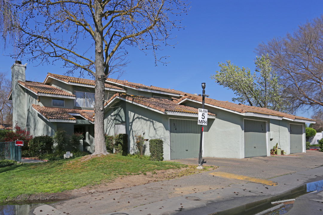 Laguna Knolls in Madera, CA - Foto de edificio