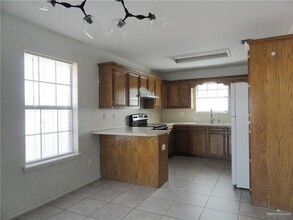 1305 Bugambilia Ave in Hidalgo, TX - Foto de edificio - Building Photo