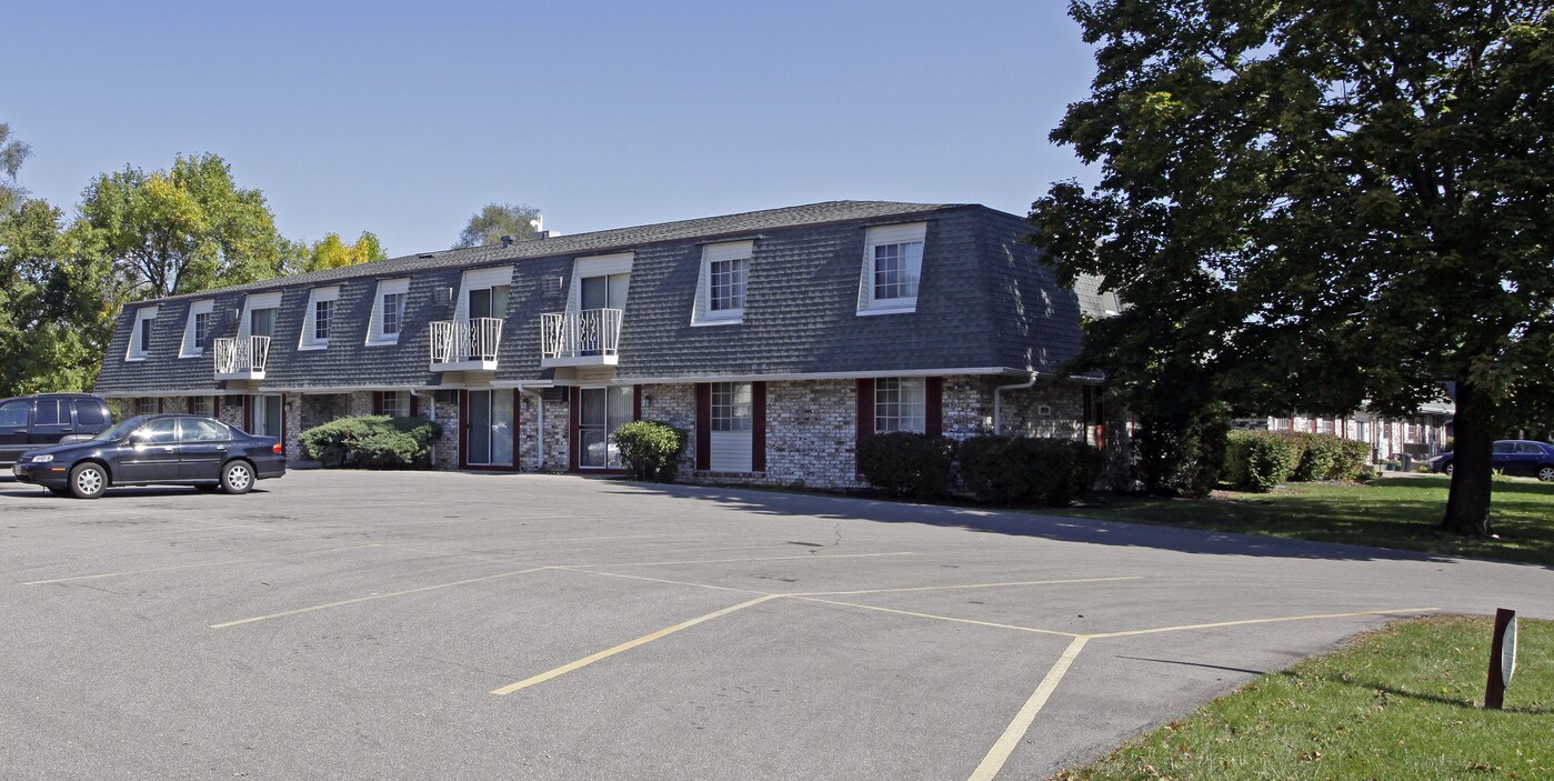 Colony Court Apartments LLC in Beloit, WI - Building Photo