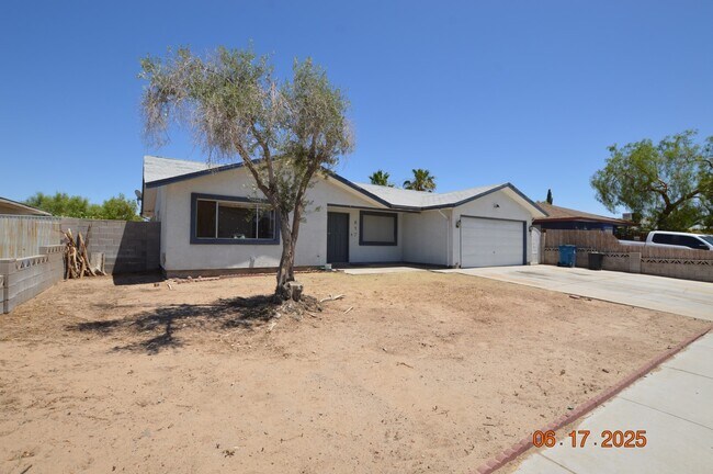 617 Vincent Way in Las Vegas, NV - Building Photo - Building Photo