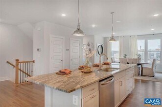 828 Wesley Ln in Charlottesville, VA - Foto de edificio - Building Photo