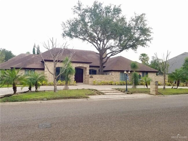 2301 SW Greenbriar Square in McAllen, TX - Building Photo - Building Photo