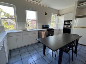 997 Memorial Dr, Unit 2B in Cambridge, MA - Building Photo