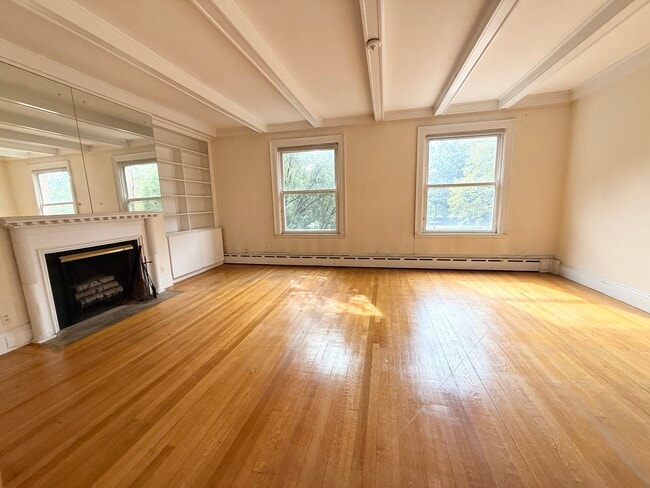 1712 Beacon St, Unit 2 in Brookline, MA - Foto de edificio - Building Photo