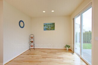 19160 NE 67th Way in Redmond, WA - Foto de edificio - Building Photo