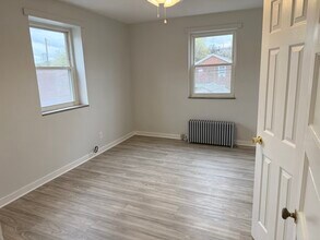 521 Broadway Ave, Unit Floor 2 in Mckees Rocks, PA - Building Photo - Building Photo
