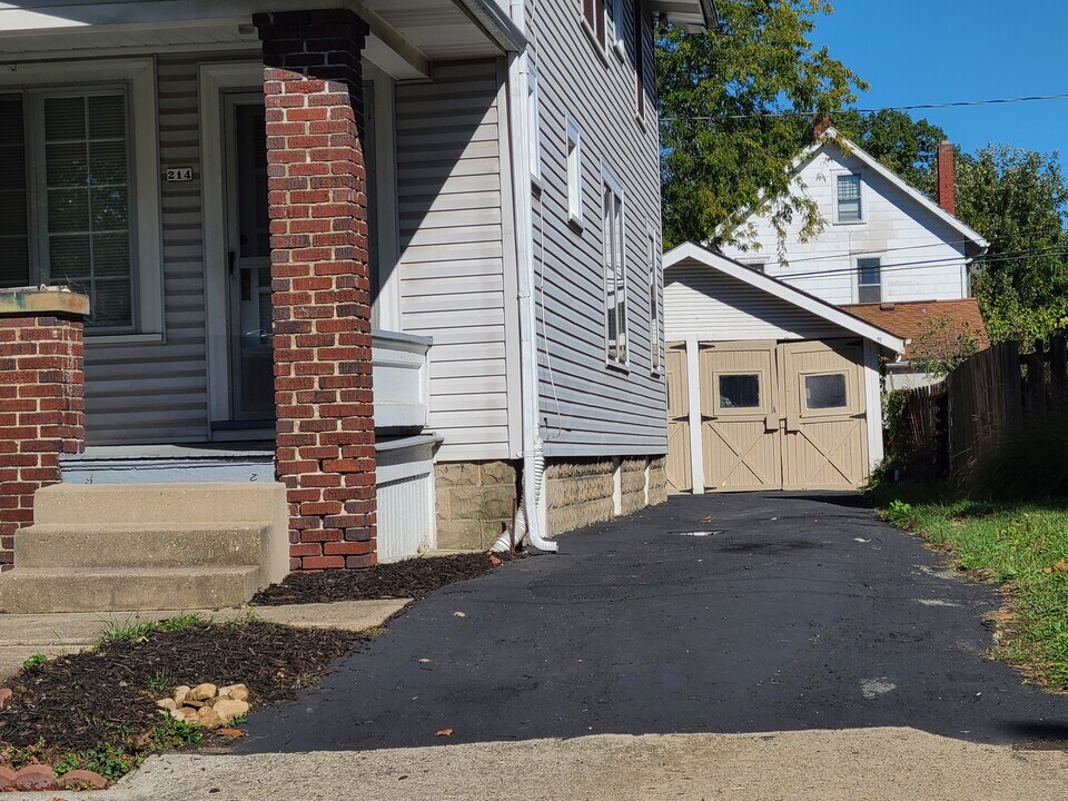 214 E Kelso Rd in Columbus, OH - Foto de edificio