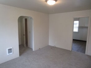 1275-1277 NE McRae Ct in Prineville, OR - Building Photo - Building Photo