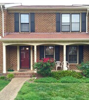 1016 Colonial Meadows Way in Virginia Beach, VA - Building Photo